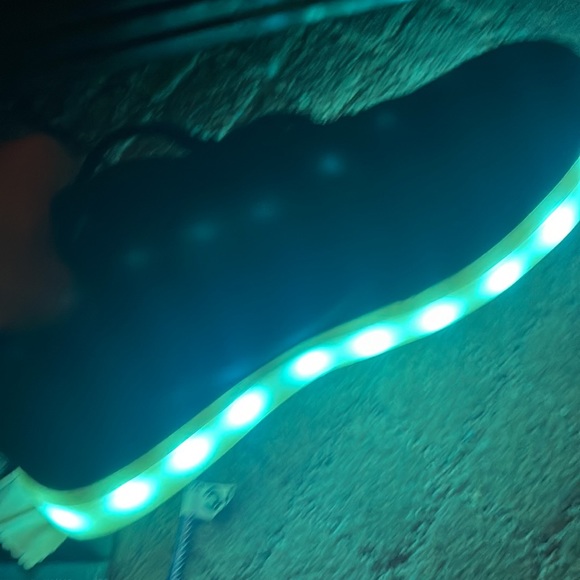 These are shoes that light up from the bottom - Picture 5 of 7